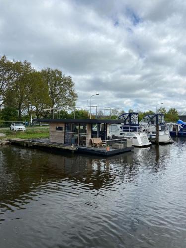Sumar Boat Rental | Hotelkamer op water Houseboat Wetterhûske Friesland