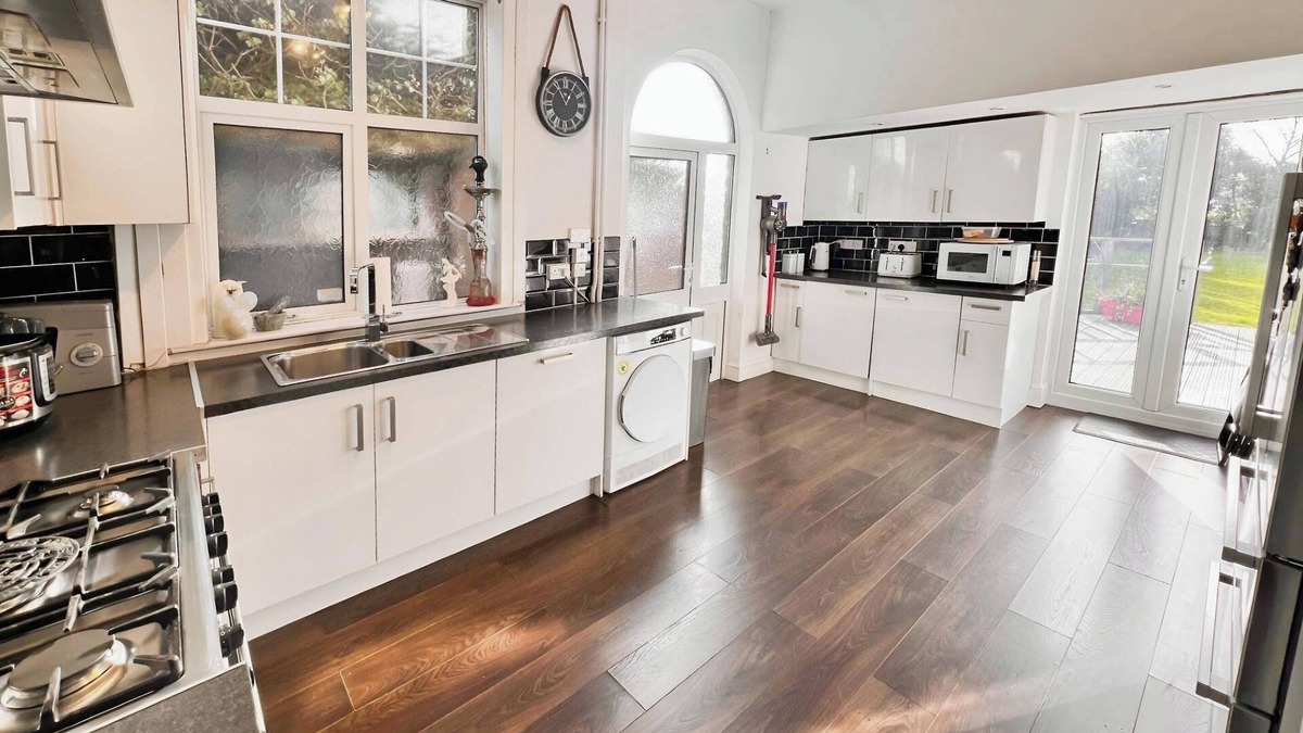 Burton on Trent House | HotTub-Garden-Parking-Sleeps10-10minToTown