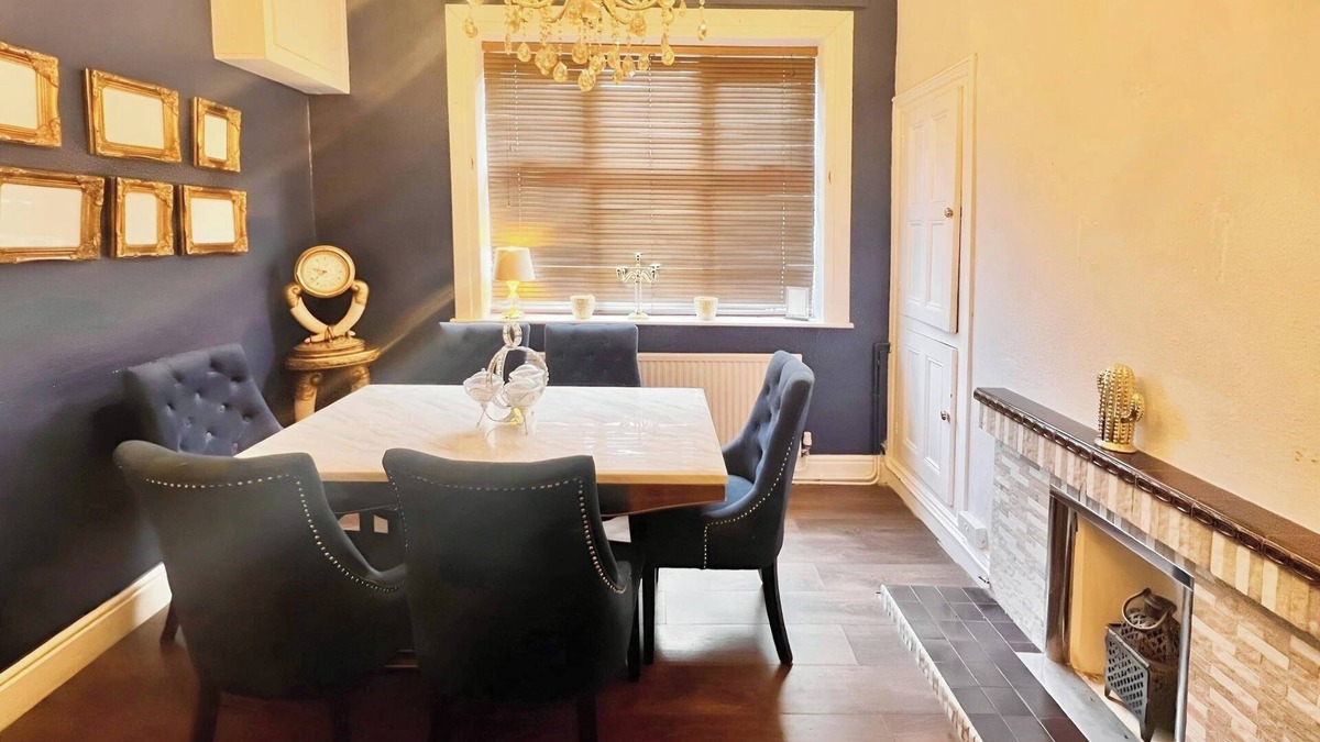 Burton on Trent House | Hottub-garden-parking-sleeps10-10mintotown
