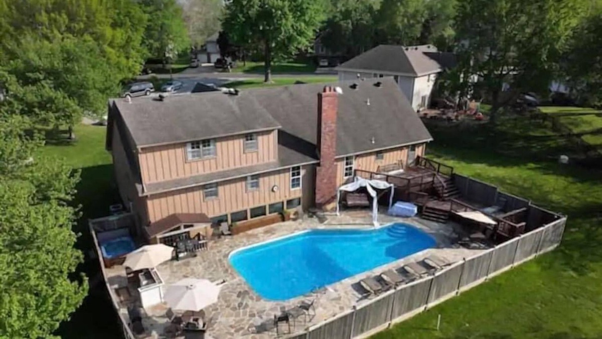 Blue Springs House | HotTub*Pool*Games*GolfCourseView