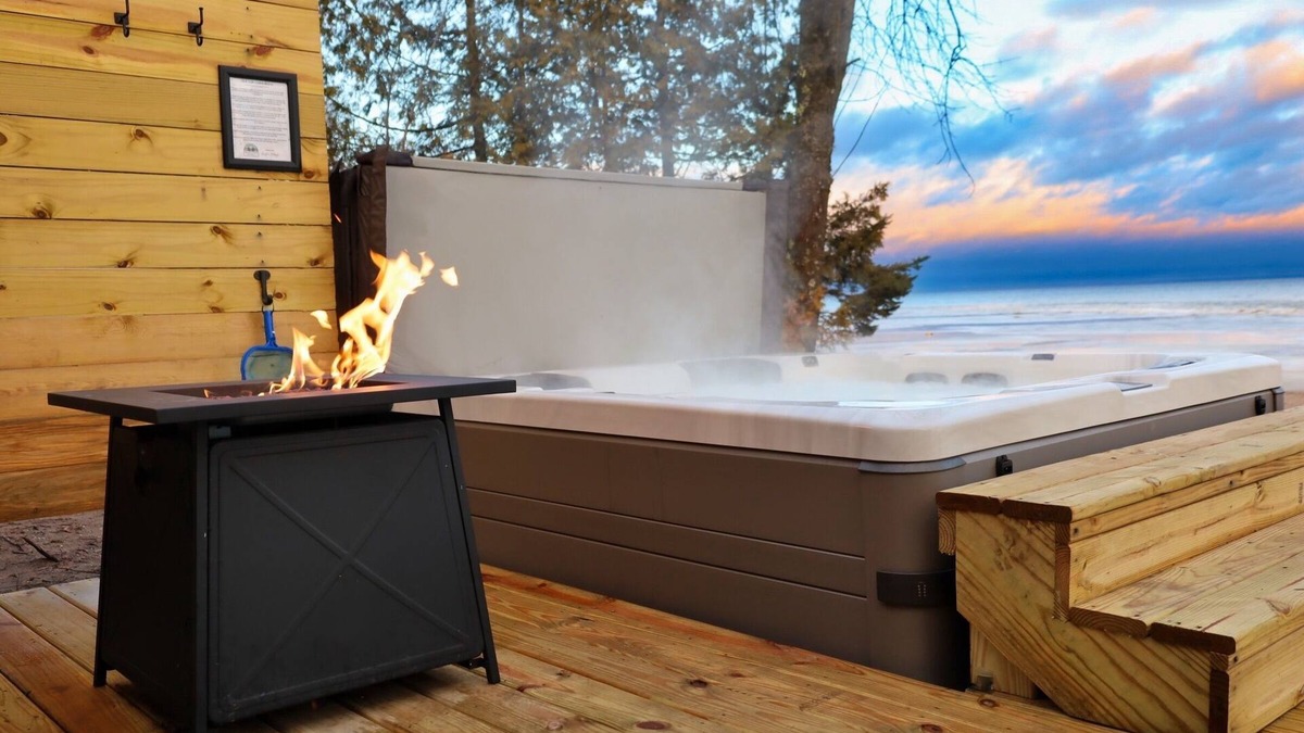Menominee Cottage | HotTub, Premium Beach Access, BBQ, Natural Fire Place, FirePit, 1hr from Lambeau