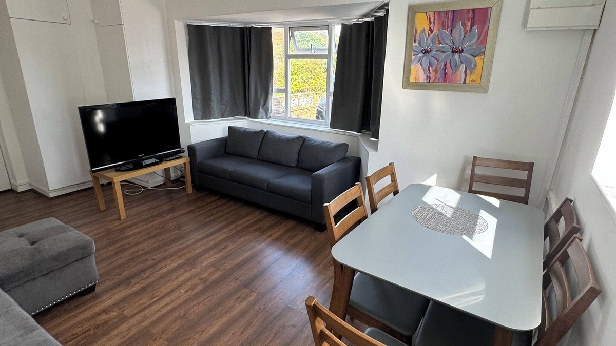 Heston Central House | Hounslow west best location London
