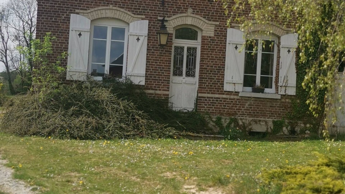 Coucy-le-Chateau-Auffrique House | House with castle view