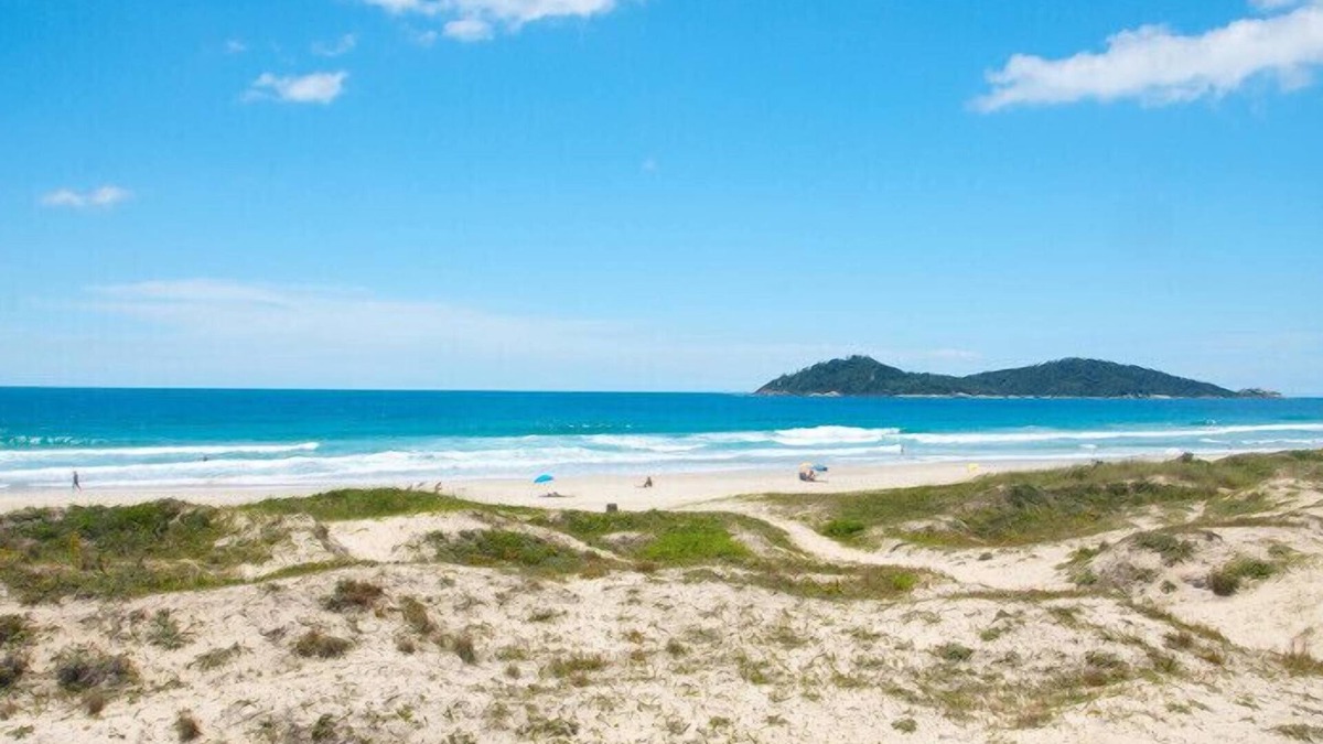 Rio Tavares House | House 2 Sleeps 200 meters from Joaquina beach