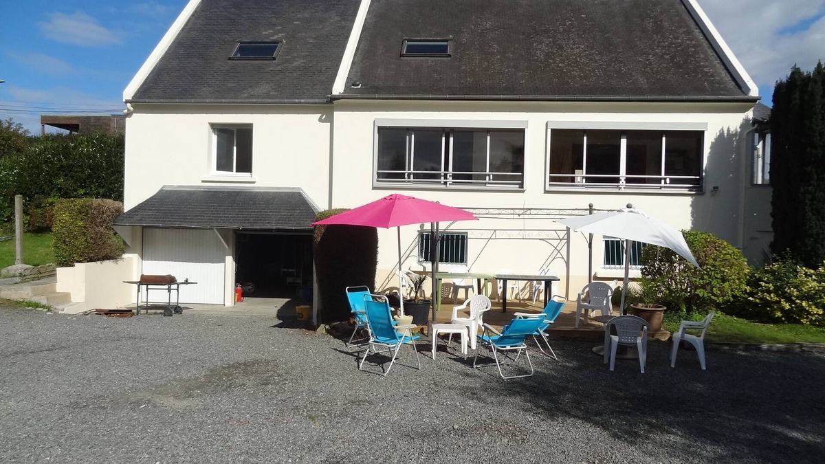 Tregueux House | House 200 m², 8 bedrooms, sleeps up to 25, 5 km from the sea, summer swimming pool.