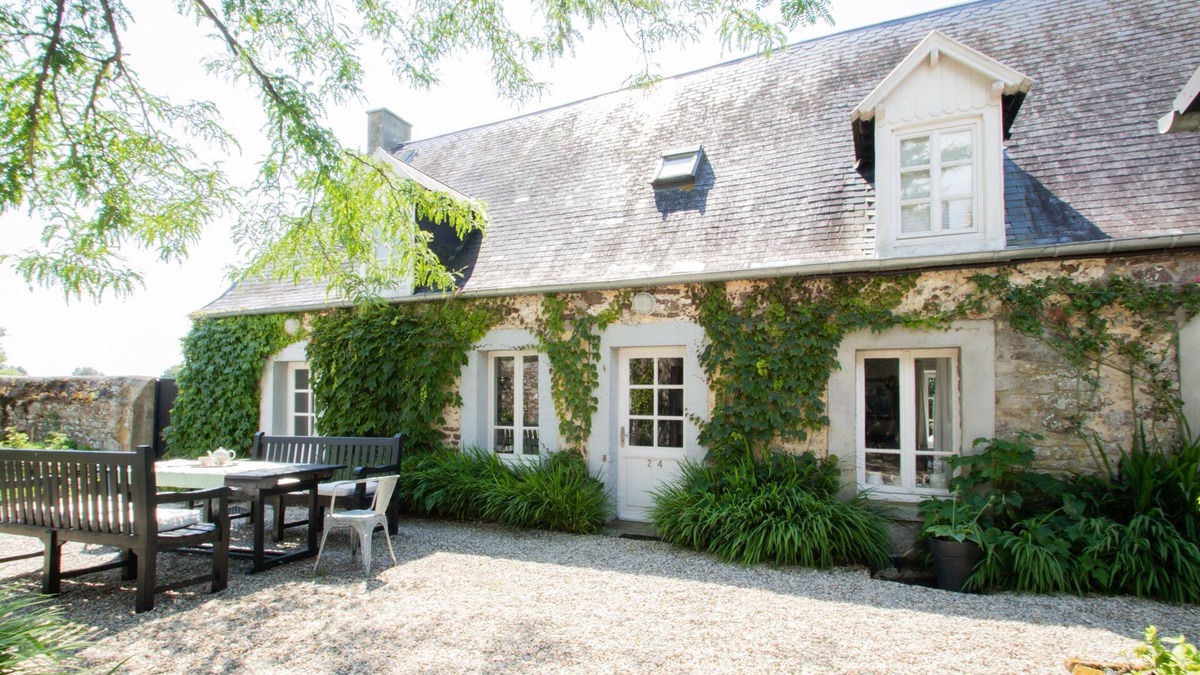 Regnezville-sur-Mer Cottage | House 5 minutes from the sea and views of the coast at Regnéville-sur-mer
