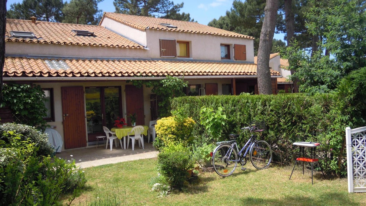 La Palmyre House | House 50 m2, terrace, enclosed garden, pine forest, private parking, shared swimming pool