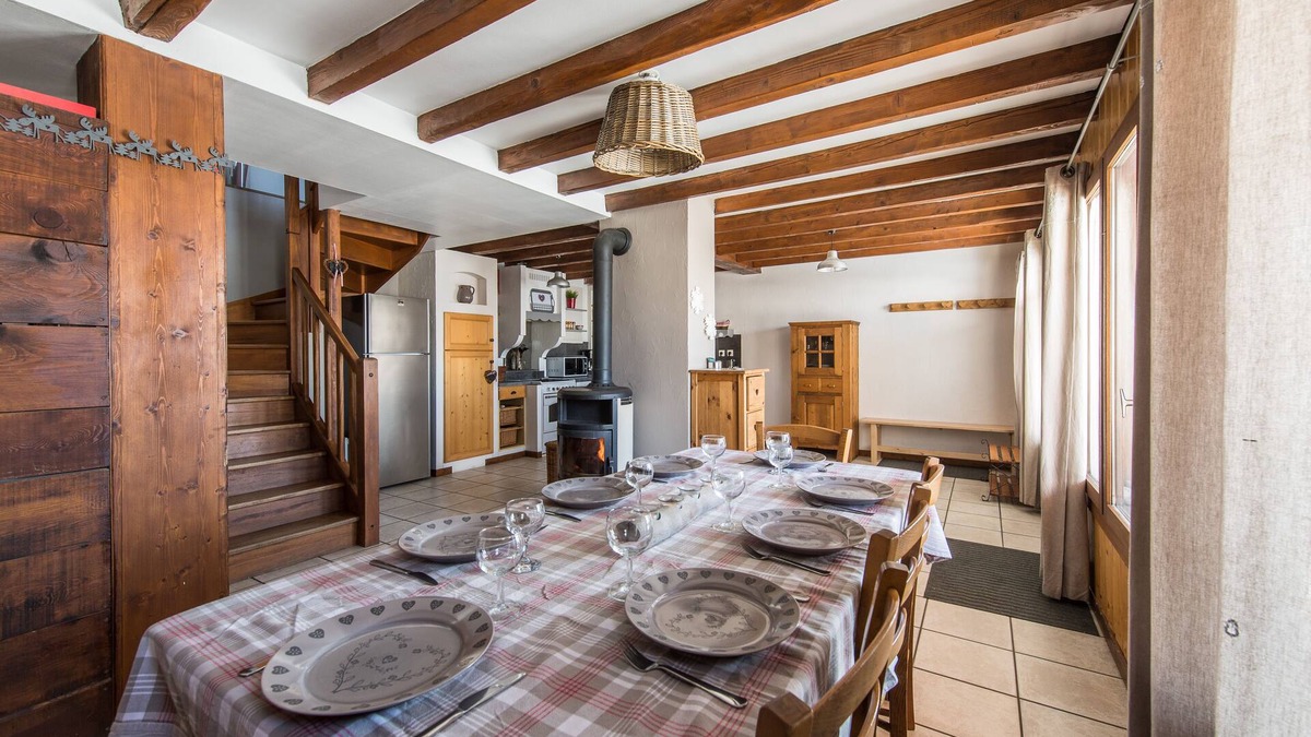 Albiez-Montrond Ski Chalet | House 8 people comfortably 150m from the slopes - Linen included