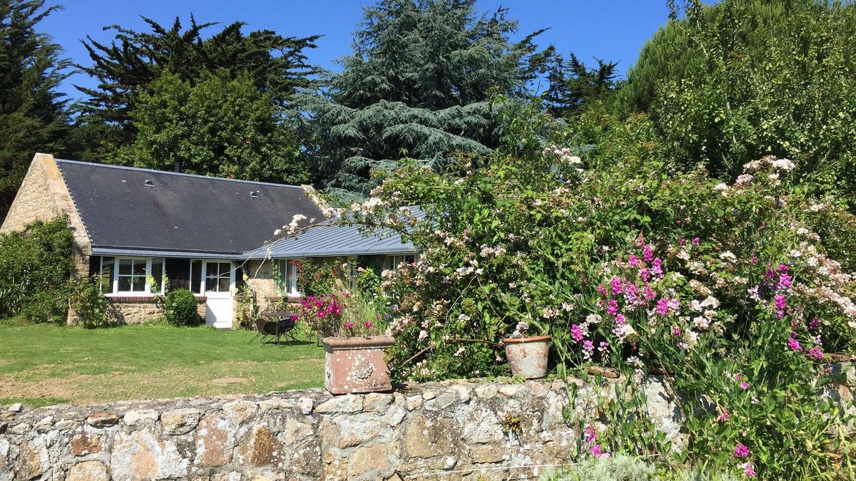 Ile-de-Brehat House | House and garden close to beaches, fully equipped, comfortable at any season.