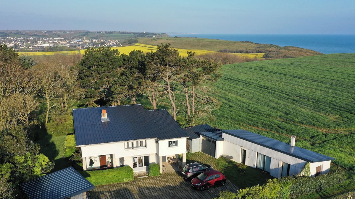 Commes House | House and workshop on a cliff in a protected site with unique sea view
