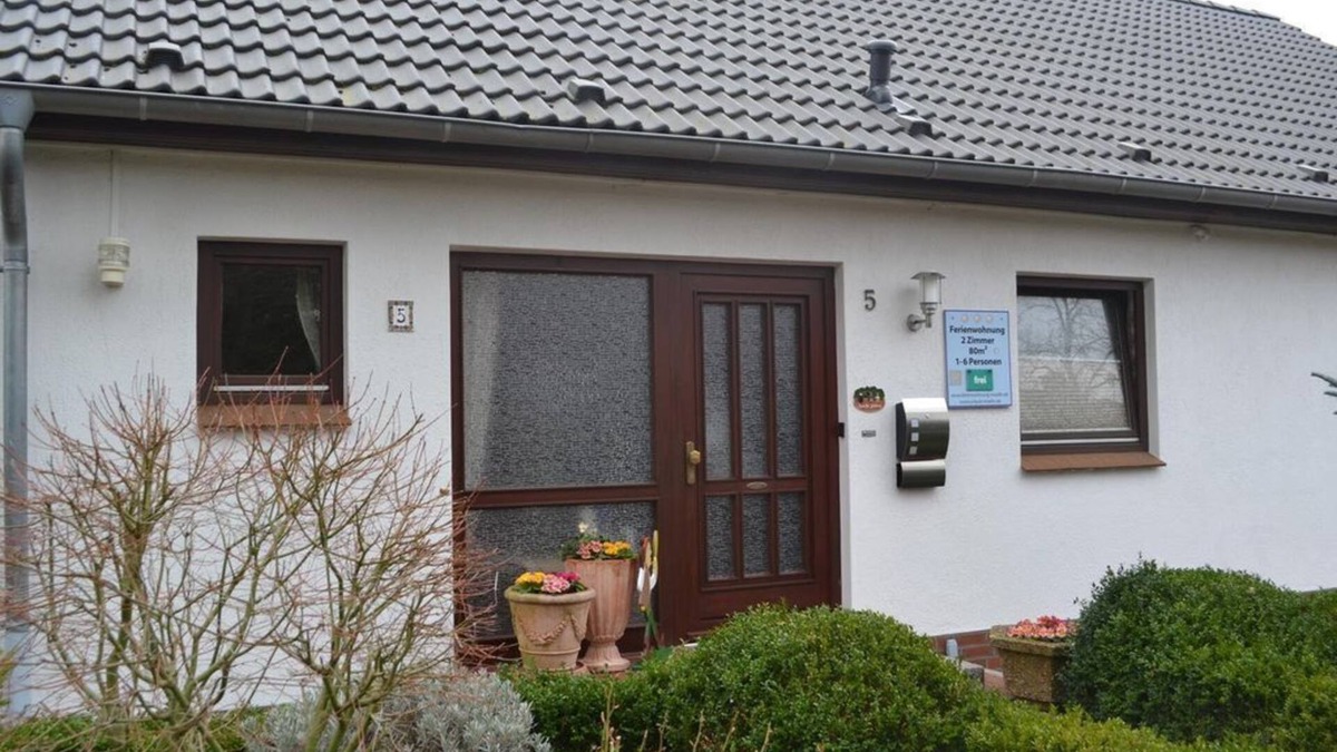 Moelln Apartment | House behind the silver fence - vacation apartment/2 bedrooms/shower, WC