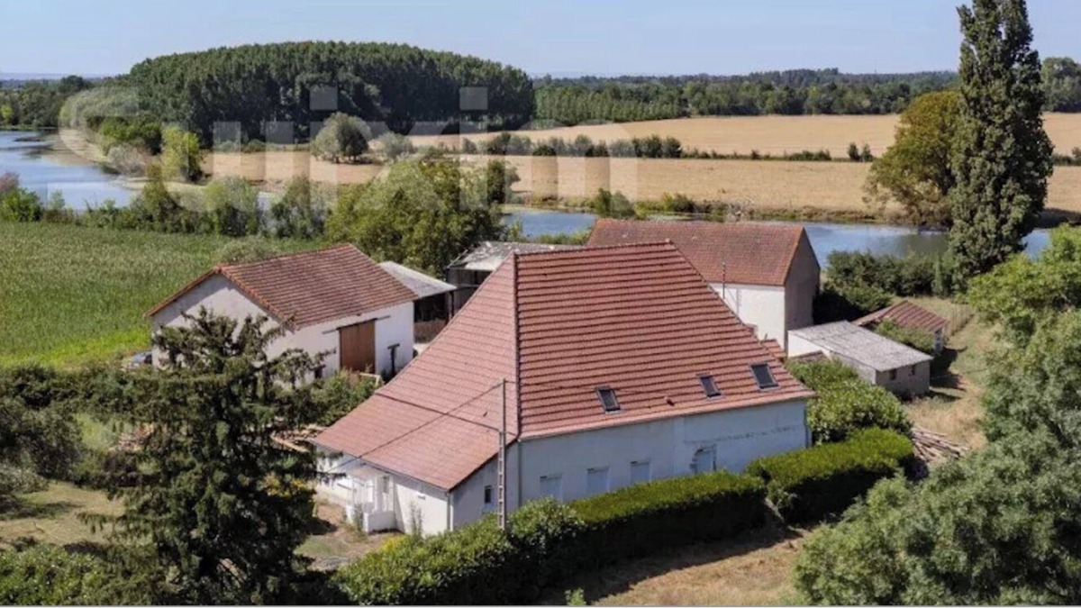 Pagny-le-Chateau House | House by the Saône River