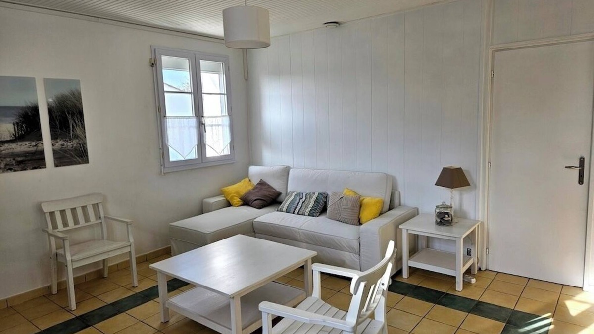 Brem Sur Mer House | House, close to beaches and shops, with enclosed garden. Pets welcome.