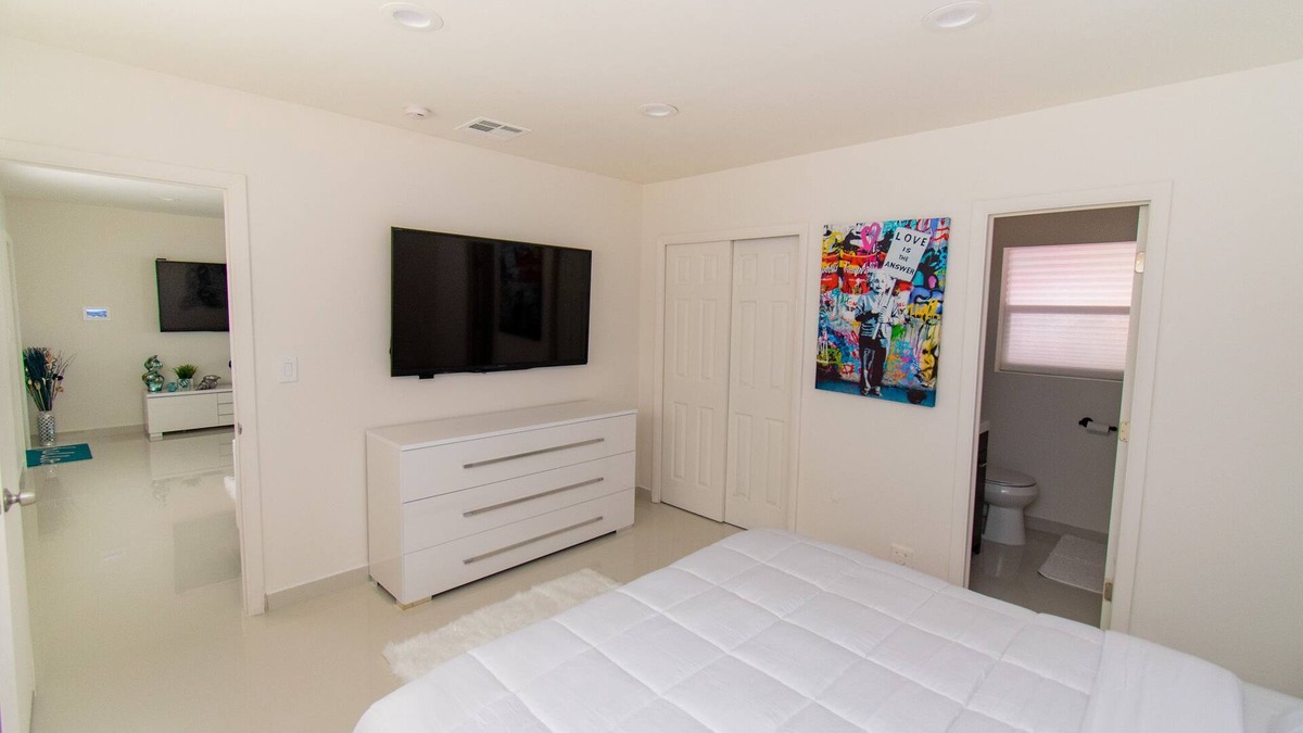 Royal Poinciana House | House Close to Hard Rock, Downtown & Beach Luxury