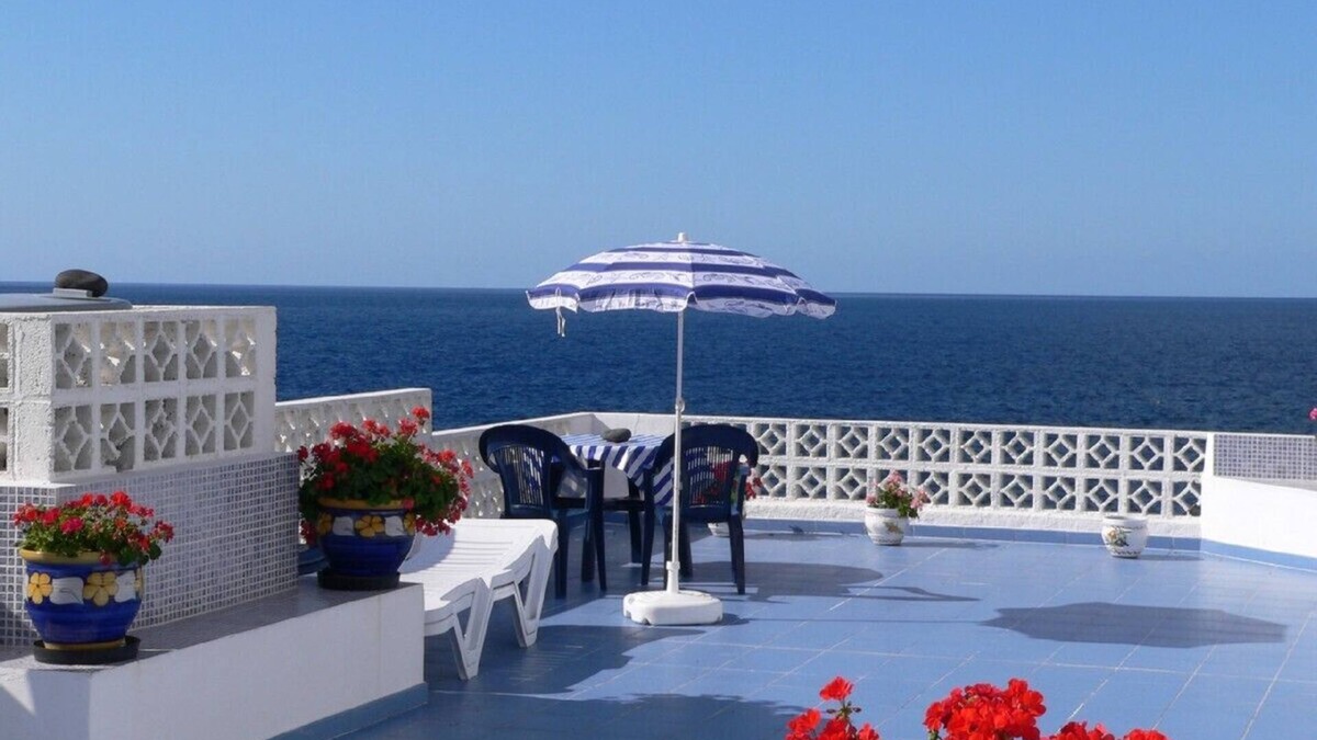 Puerto Naos House | House directly on the sea with a large, planted rooftop terrace