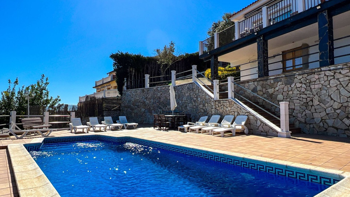 Sant Cebria de Vallalta Ski Chalet | House for 10 people with private pool, barbecue and free Wi-Fi