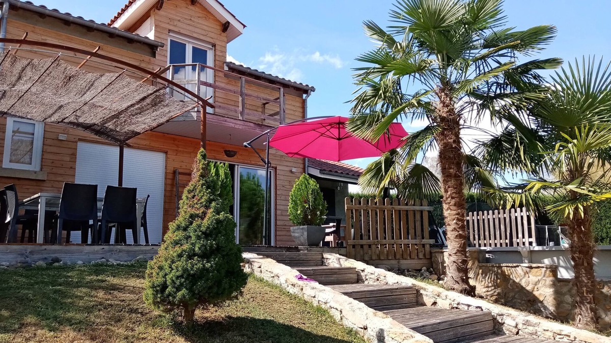Capdenac House | House for 7 people, its terrace and swimming pool are waiting for you.