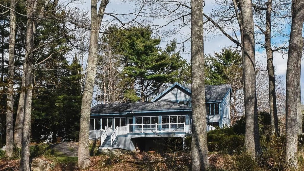 Damariscotta House | House for a crowd.with a dock