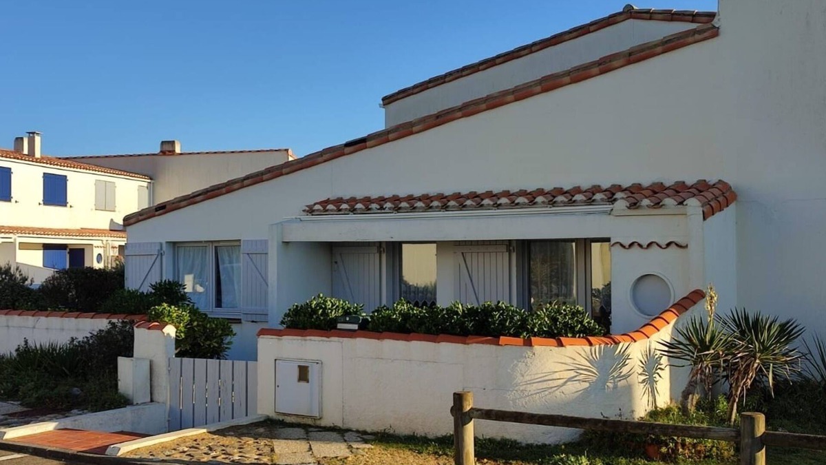 Saint-Gilles-Croix-de-Vie House | House with direct access to the beach, quiet with enclosed garden.