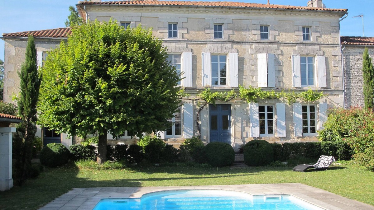 Courbillac House | House full of character with pool