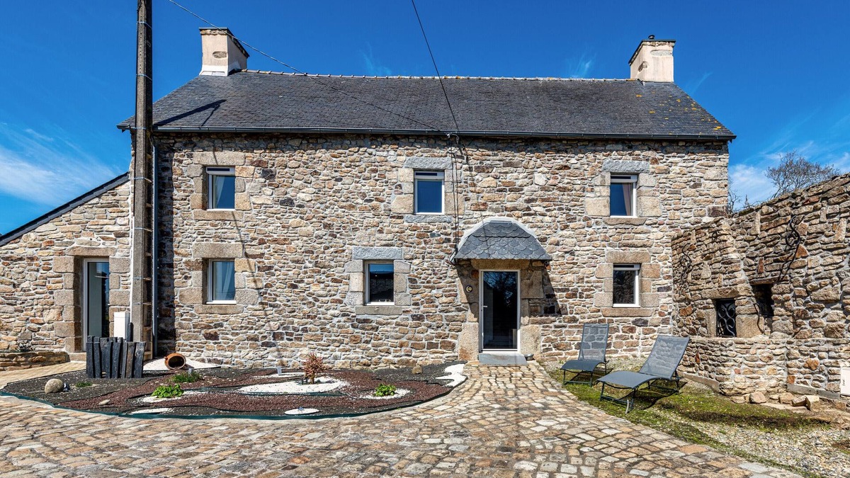 Guilers House | House 'Gite 8 Pers Au Calme - 9kms Beaches' with Shared Terrace, Private Garden and Wi-Fi