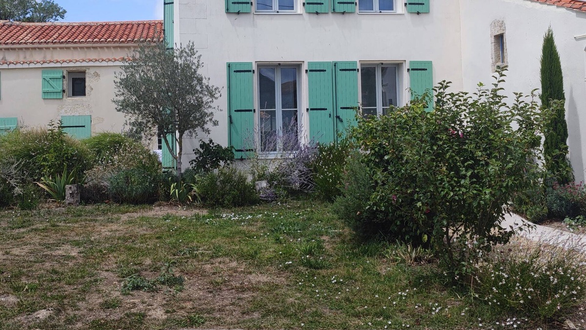 Saint Germain de Marencennes House | House / Gîte 5* - renovated with private and covered swimming pool