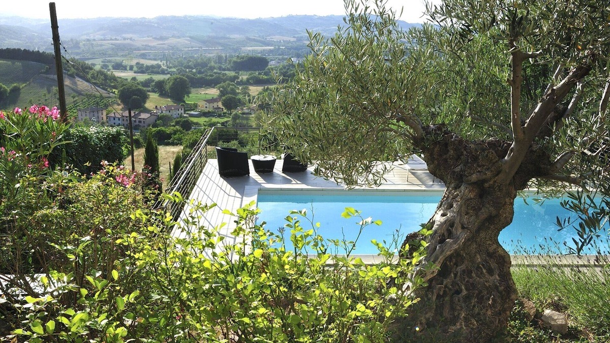 Nocera Umbra House | House hung on the hill, swimming pool in suspension!