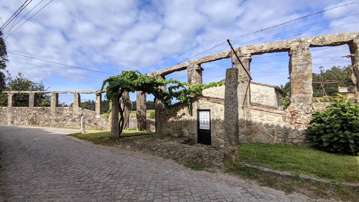 Rates House | House in a farmhouse with pool and tennis court