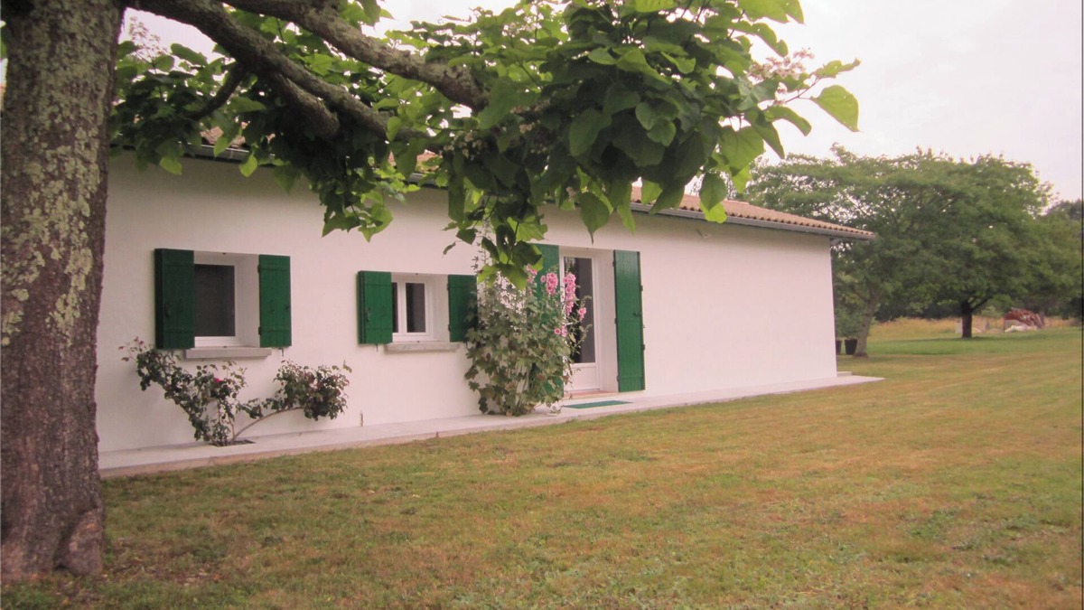 Coutras House | House in a green setting