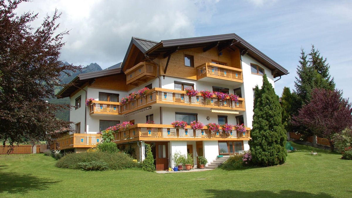 Hoefen Apartment | House in a quiet location with a large garden on the edge of the village near the Reutten cable cars