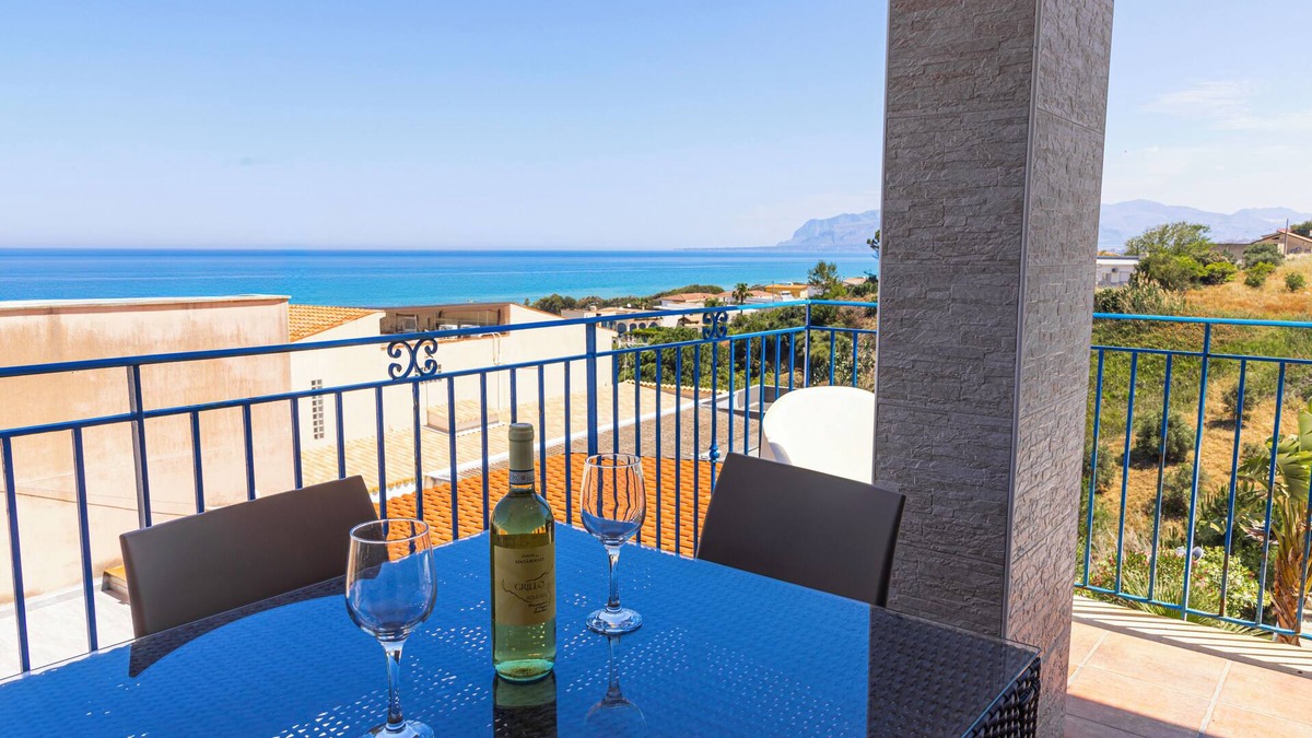 Alcamo Marina House | HOUSE IN A TYPICAL VILLA 200 METERS FROM THE SEA WIFI CAR RENTAL