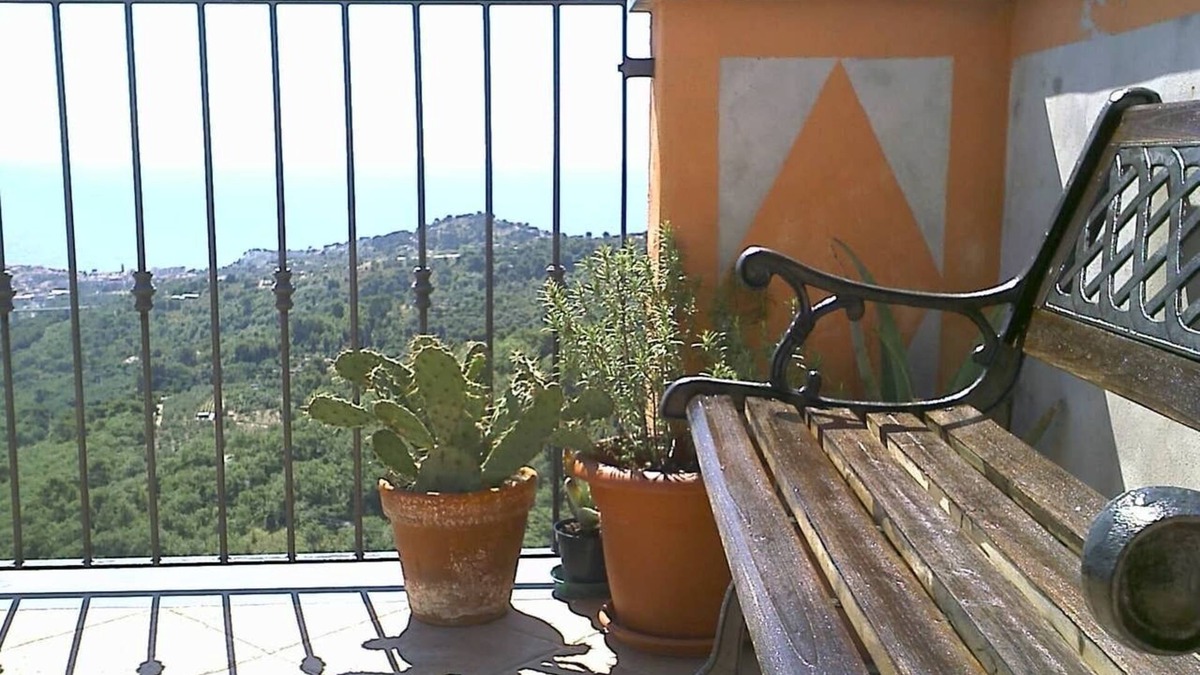 Lingueglietta House | House in ancient medieval village with terrace and beautiful sea view
