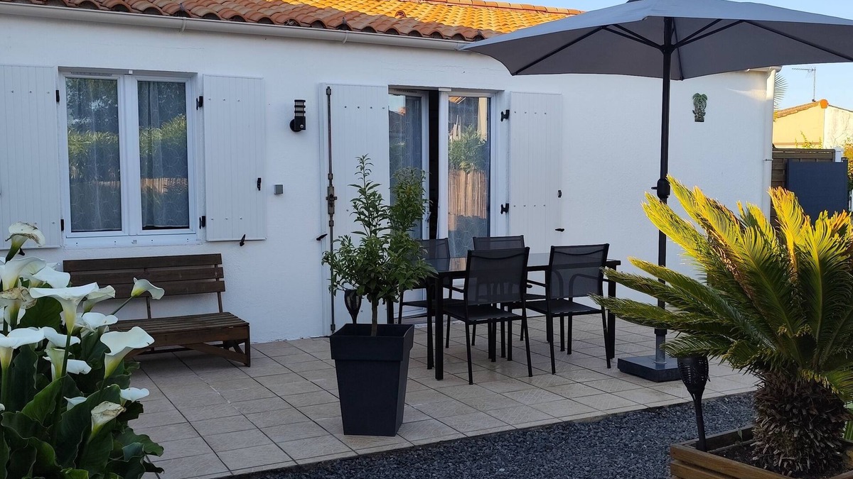 La Jarne House | House in gated community with shared pool