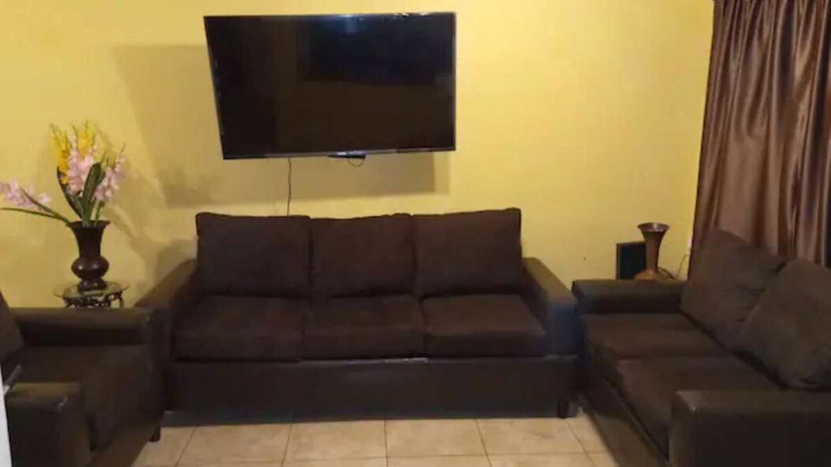 Monclova House | House in Private and with garage for 2 cars