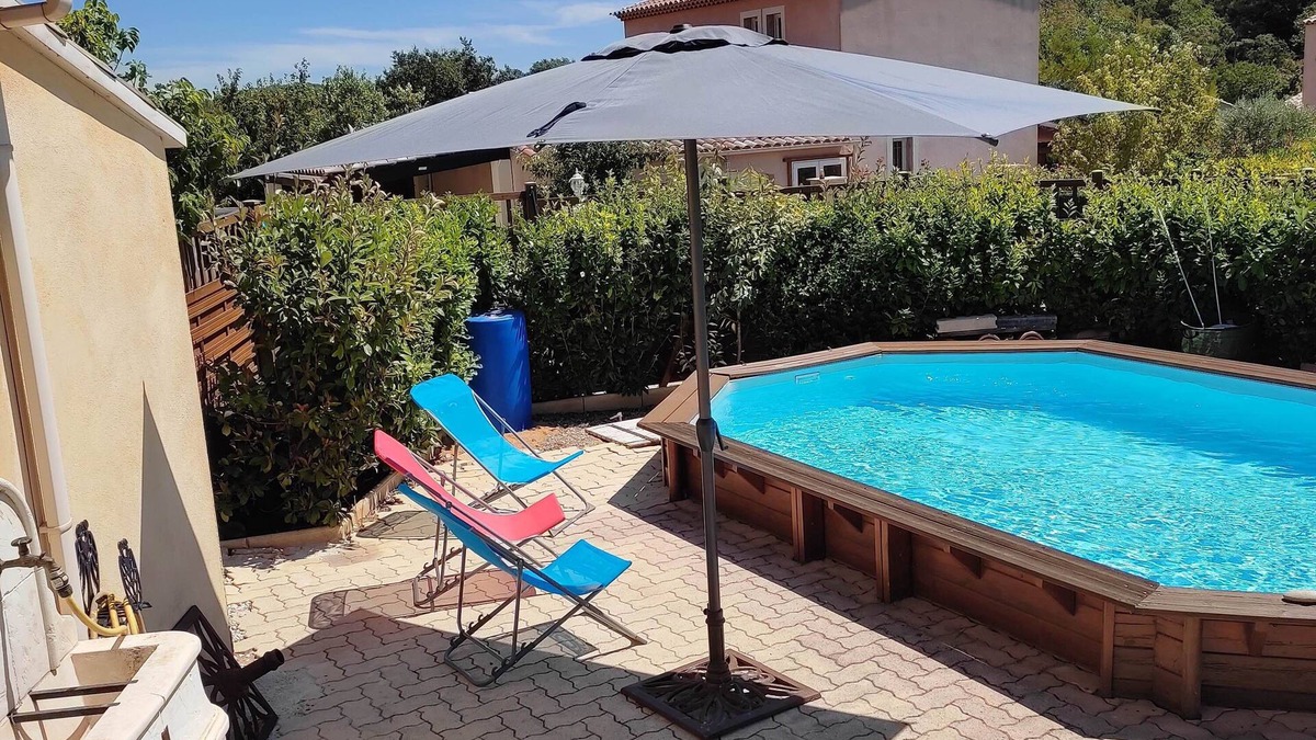 Besse-sur-Issole Villa | House in quiet subdivision, with swimming pool.