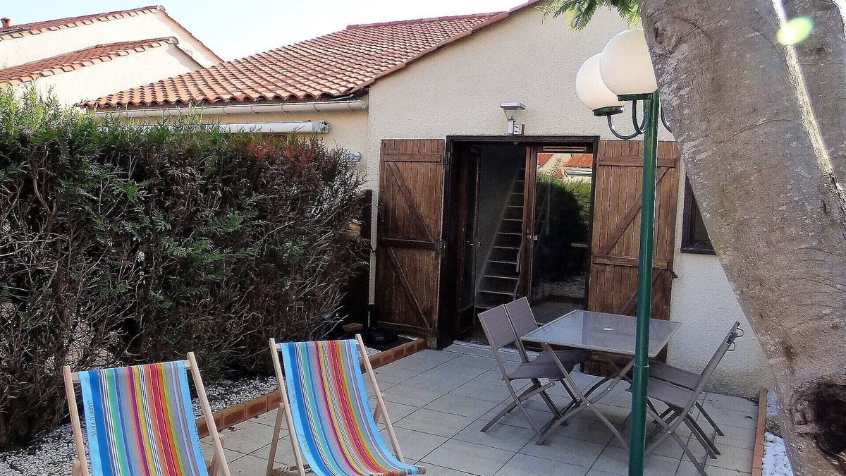 Brem Sur Mer House | House in residence with swimming pool, 900m from the sea.