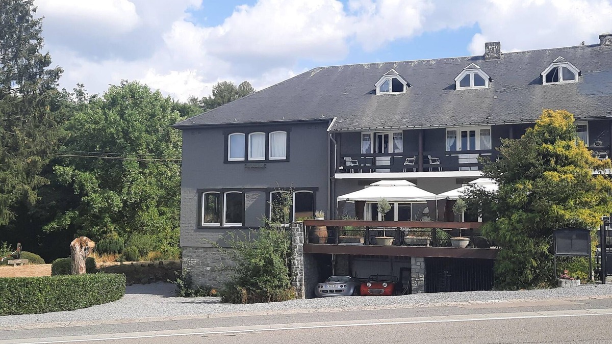Ave et Auffe House | House in Rochefort with large park where the Ave flows