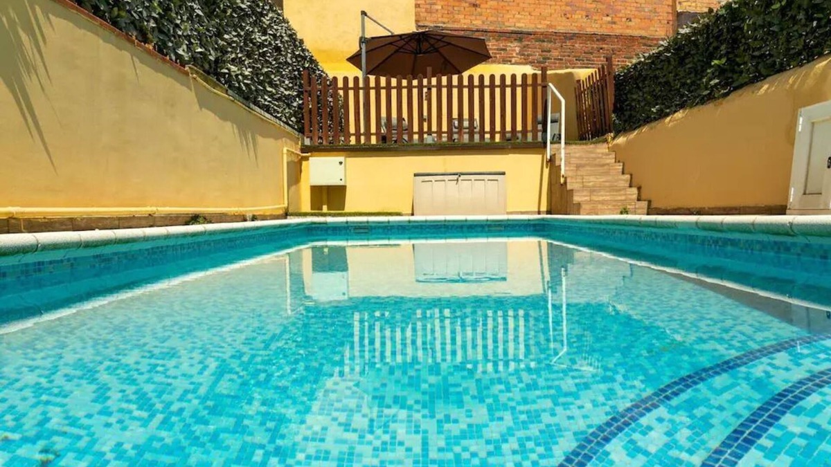 Calella House | House in the center for 12 with pool 400m from the beach