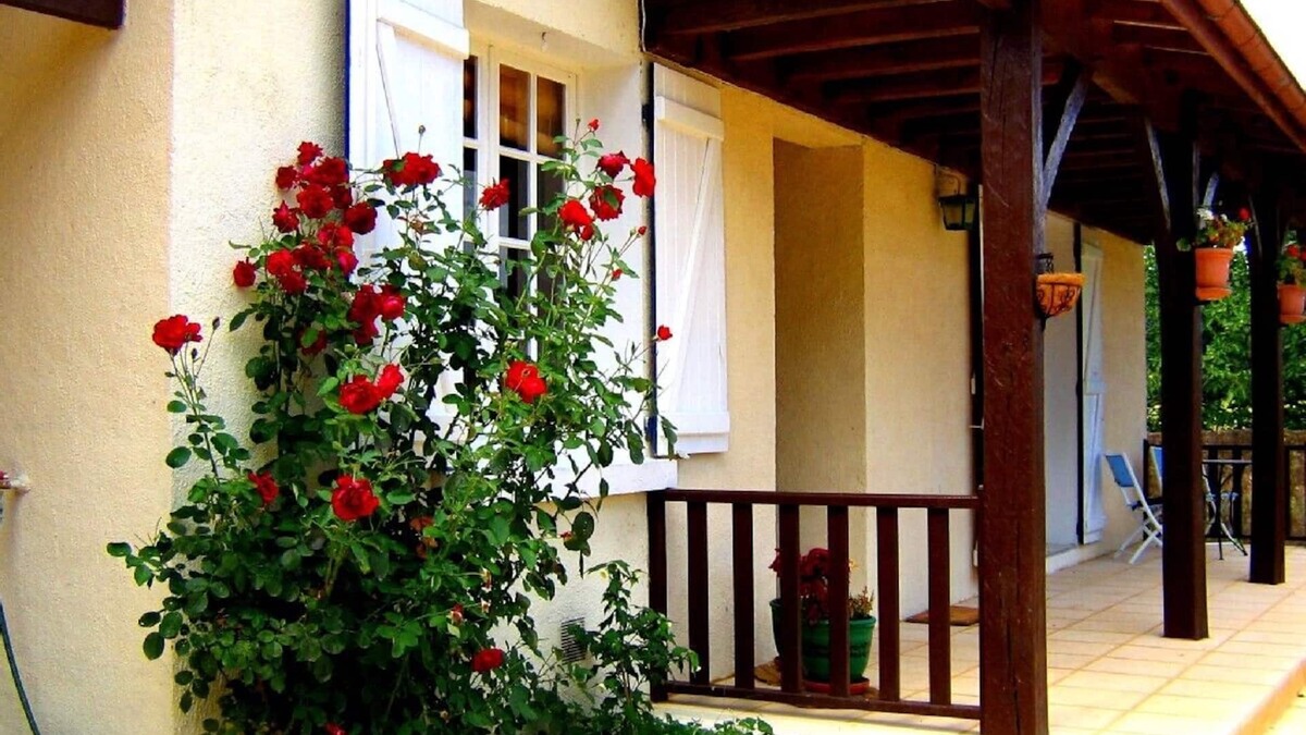 Carsac-Aillac House | House in the country, but minutes from Sarlat, enclosed garden, pool & WIFI