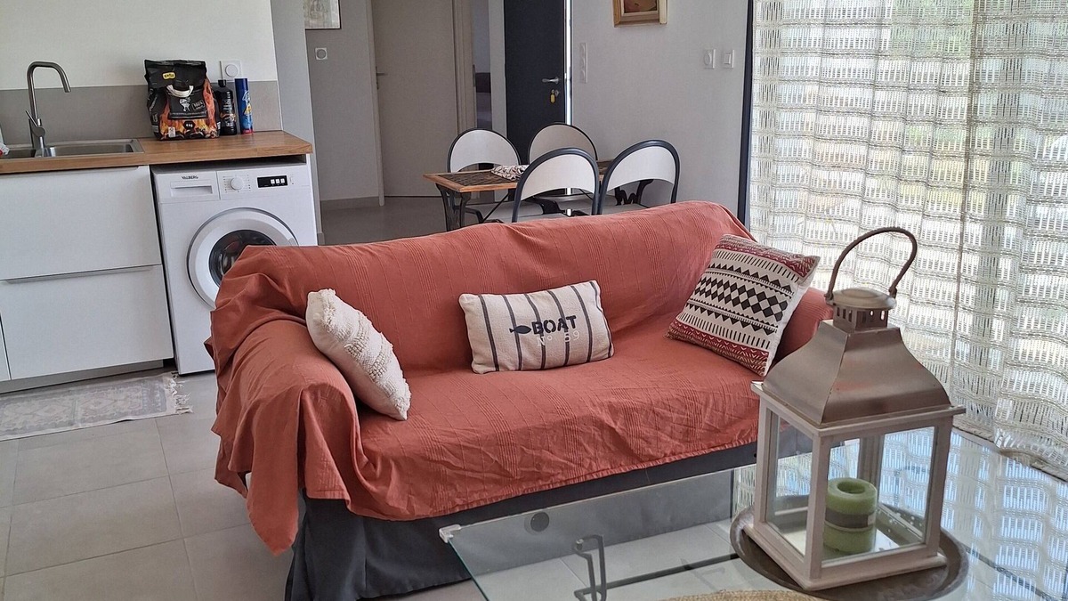 La Peyrade House | House in the middle of vineyards with large garden .pets welcome