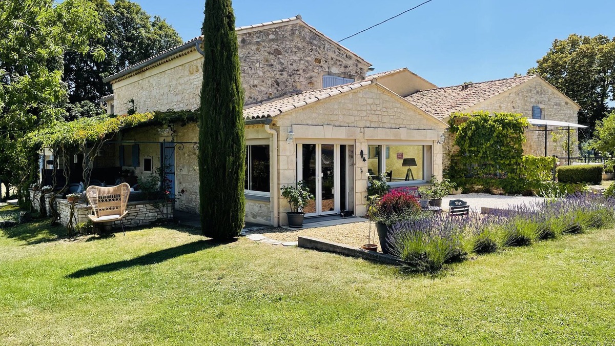 Sault Other | House in the middle of lavender fields