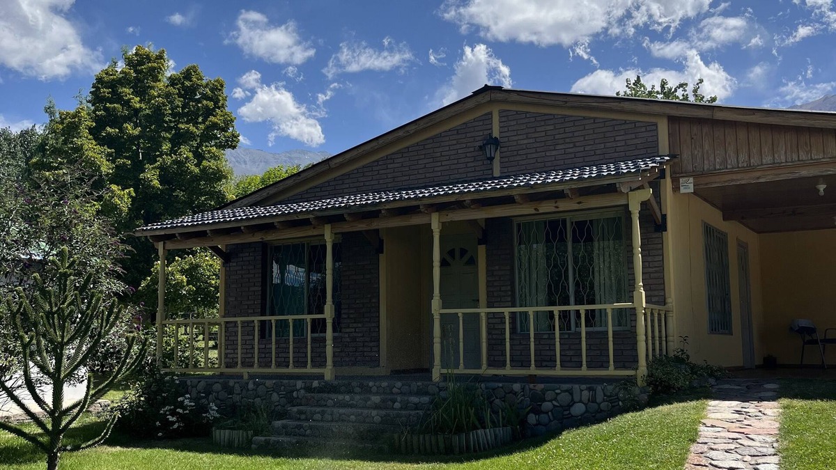 Potrerillos House | House in the mountains a few meters from a beautiful stream.