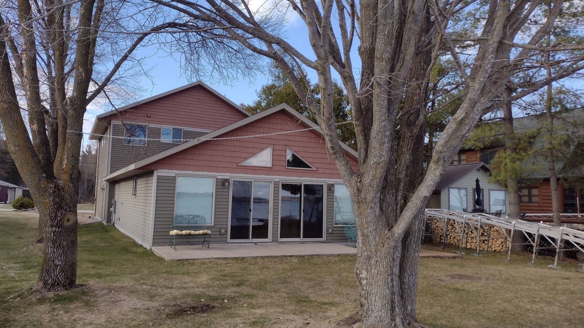 Shawano House | House Lakefront Beautiful Sleeps 12 AC, Wi Fi, 38 minutes to GB