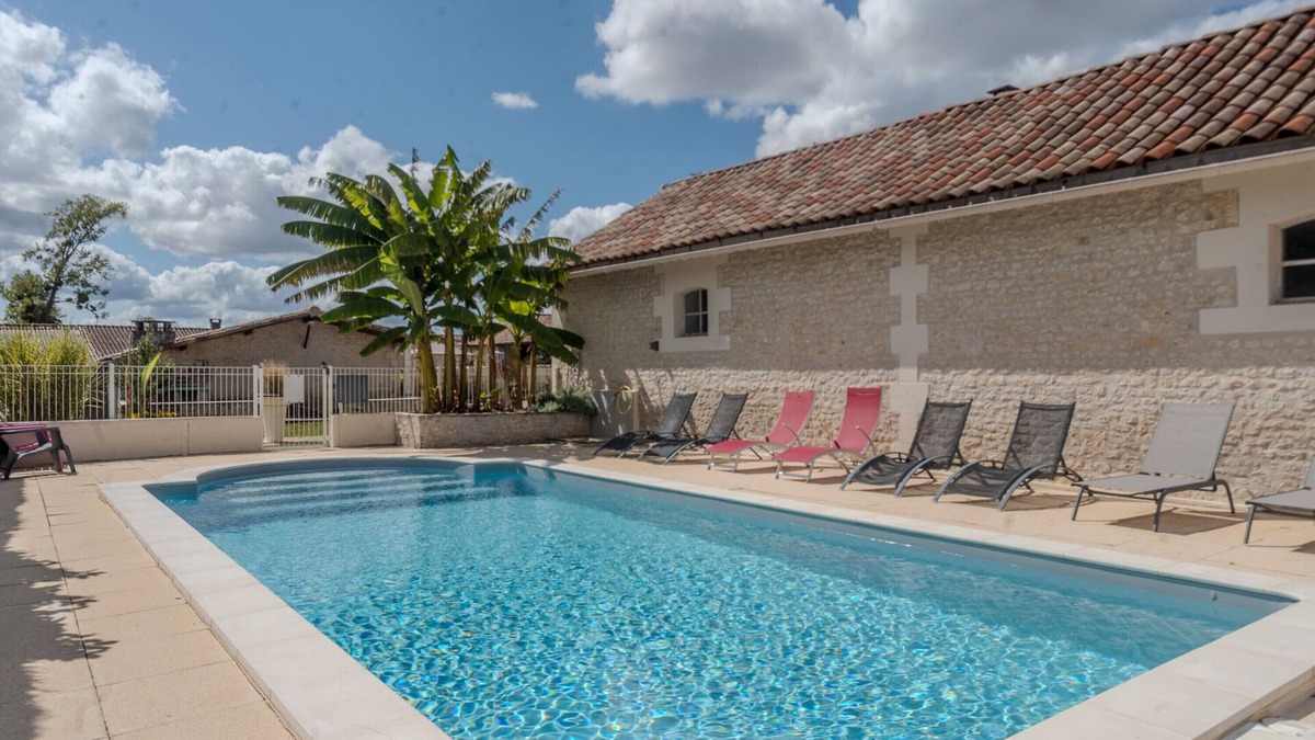Mortiers House | House 'Les Roses De Jonzac' with private pool, private terrace, and Wi-Fi