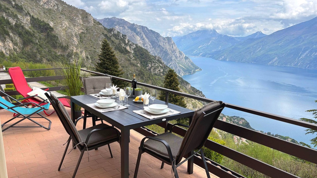 Campi Apartment | House Lili Le Balze Lake view