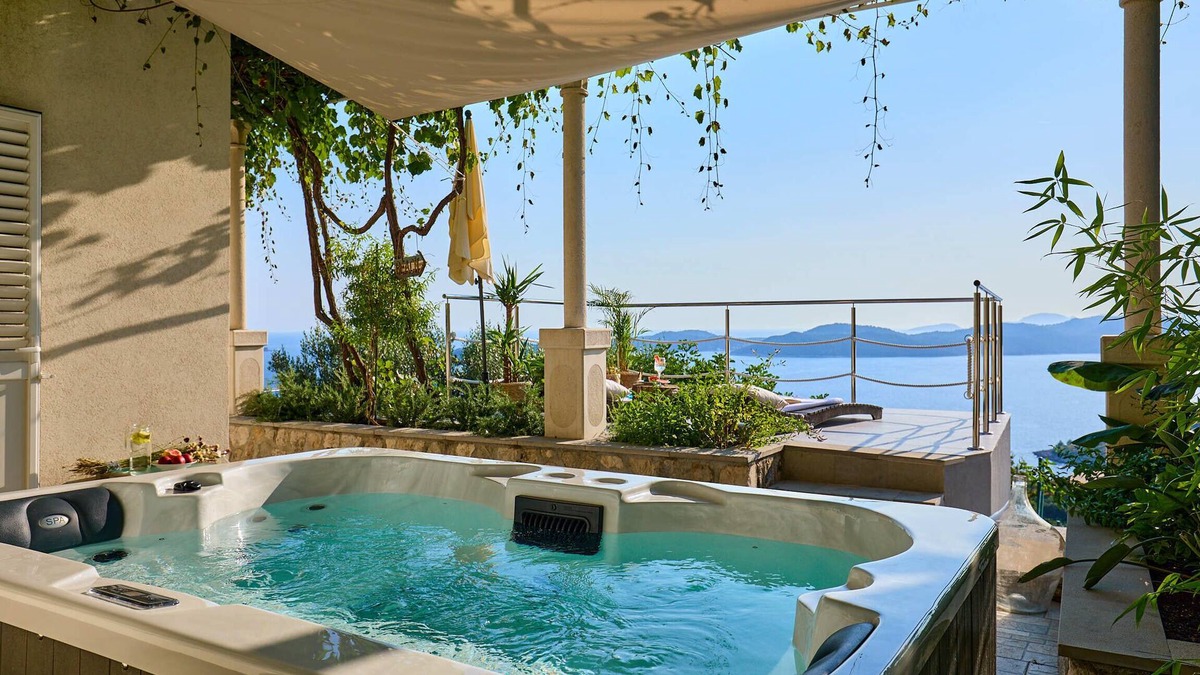 Brsecine House | House Lilla with Private Hot Tub