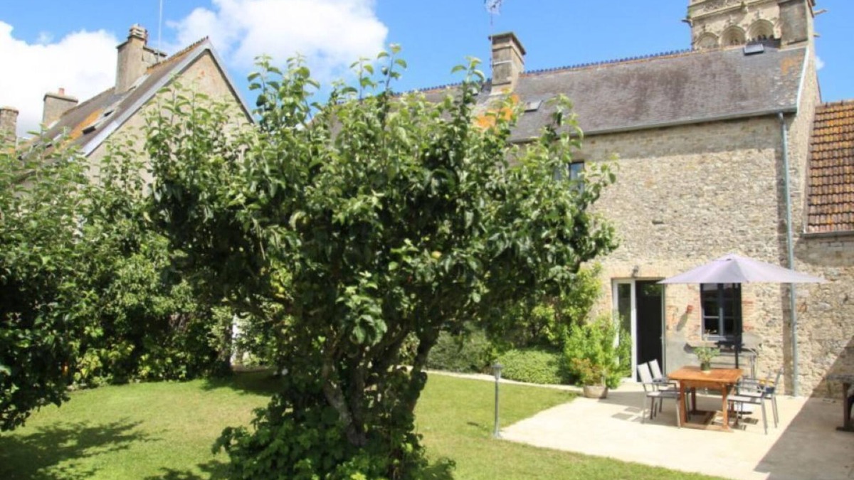 Sainte-Marie-du-Mont House | House located on the charming central square of the village of Sainte-Marie-du-Mont
