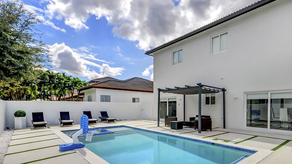 Tamiami House | House Miami/Game Room/HeatedPool &Jacuzzi/16Sleeps