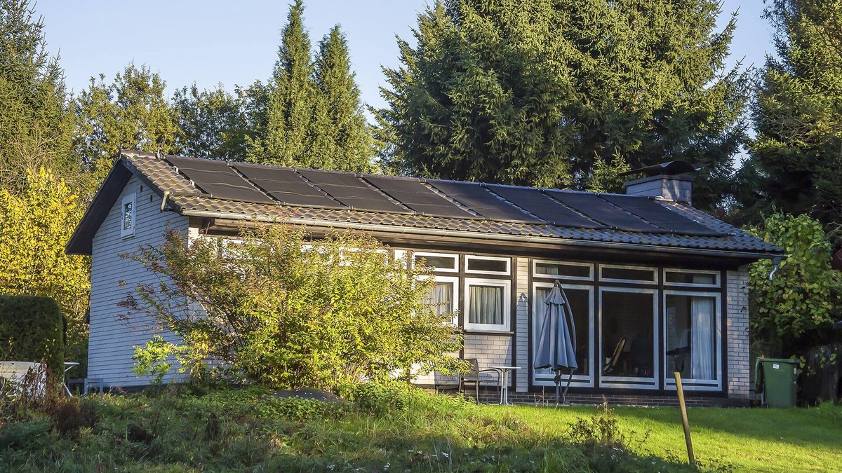 Laubach House | House Milan with saltwater pool, conservatory and fireplace in a large garden