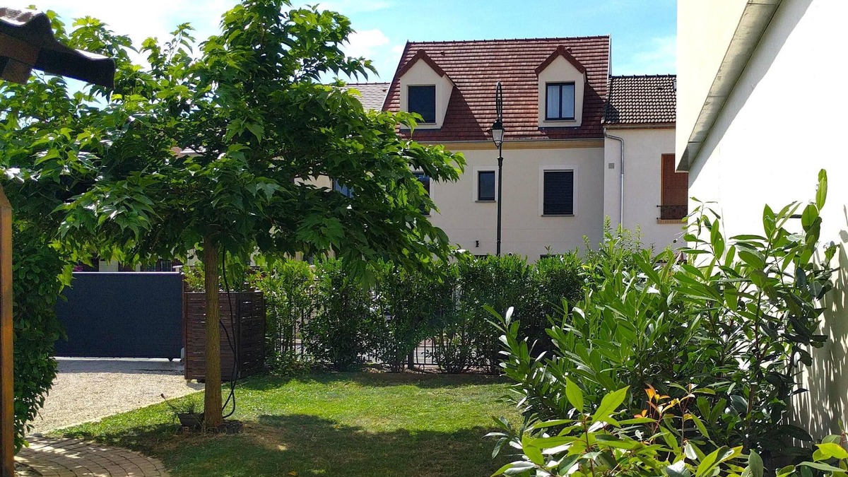 Clamart Apartment | House near a wood in Clamart